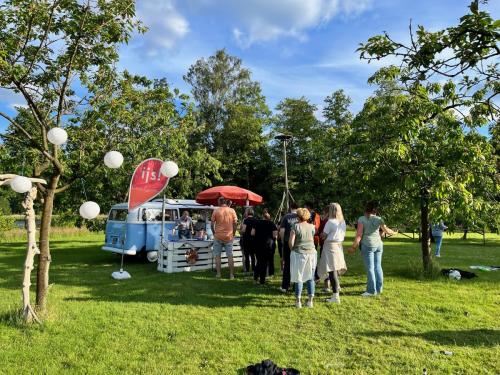 Foodtruck ijs catering tijdens bruiloft